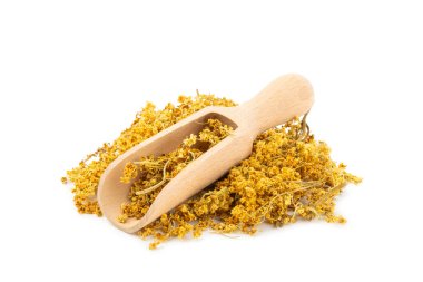 Beyaz arka planda izole edilmiş kuru bitki ve çilek çayı çeşitleri. Çay partisi konsepti. Şifalı bitkiler. Şifalı bitkiler. Alternatif ilaç. Linden, Calendula, Cornflowers, marigold, tansy, çay gülü..