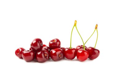 Kiraz izole edilmiş. Beyaz bir arka planda izole edilmiş taze kirazlar. Tatlı kiraz yığını. Böğürtlen ve meyve. Vejetaryen. Sağlıklı beslenme.