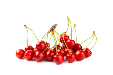 Kiraz izole edilmiş. Beyaz bir arka planda izole edilmiş taze kirazlar. Tatlı kiraz yığını. Böğürtlen ve meyve. Vejetaryen. Sağlıklı beslenme.