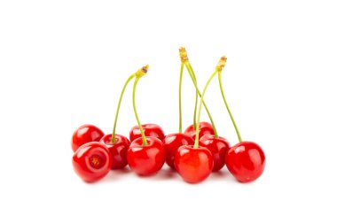 Kiraz izole edilmiş. Beyaz bir arka planda izole edilmiş taze kirazlar. Tatlı kiraz yığını. Böğürtlen ve meyve. Vejetaryen. Sağlıklı beslenme.