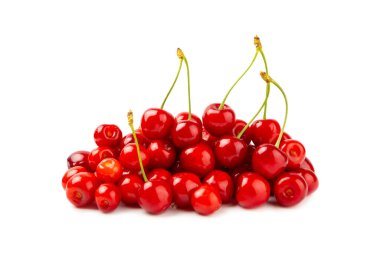 Kiraz izole edilmiş. Beyaz bir arka planda izole edilmiş taze kirazlar. Tatlı kiraz yığını. Böğürtlen ve meyve. Vejetaryen. Sağlıklı beslenme.