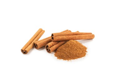 Tarçın çubukları beyaz arka planda izole edilmiş. Tarçınlı rulo. Fırın, tatlı ve içecekler için baharatlı baharat. Güzel kokulu tarçın..