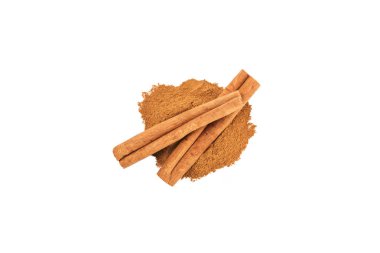 Tarçın çubukları beyaz arka planda izole edilmiş. Tarçınlı rulo. Fırın, tatlı ve içecekler için baharatlı baharat. Güzel kokulu tarçın..