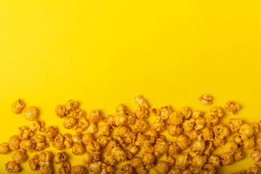 Renkli patlamış mısır. Sinema ve eğlence anlayışı. Patlamış mısırlı film gecesi. Peynir ve patlamış mısır. Lezzetli aperatif, aperatif. Mesaj için yer. Uzayı kopyala. Banner