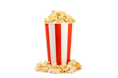 Patlamış mısır kutusu. Beyaz arka planda izole edilmiş kırmızı ve beyaz çizgili patlamış mısır kovaları. Sinema ve eğlence anlayışı. Patlamış mısırla film gecesi. Peynirli patlamış mısır. Lezzetli aperatif, aperatif. 
