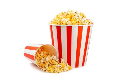 Patlamış mısır kutusu. Beyaz arka planda izole edilmiş kırmızı ve beyaz çizgili patlamış mısır kovaları. Sinema ve eğlence anlayışı. Patlamış mısırla film gecesi. Peynirli patlamış mısır. Lezzetli aperatif, aperatif. 