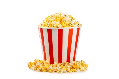 Patlamış mısır kutusu. Beyaz arka planda izole edilmiş kırmızı ve beyaz çizgili patlamış mısır kovaları. Sinema ve eğlence anlayışı. Patlamış mısırla film gecesi. Peynirli patlamış mısır. Lezzetli aperatif, aperatif. 
