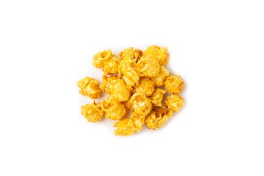 Beyaz arka planda izole edilmiş lezzetli karamelli patlamış mısır. Sinema ve eğlence anlayışı. Patlamış mısırla film gecesi. Peynir ve karamelli patlamış mısır. Lezzetli aperatif, aperatif. Pankart