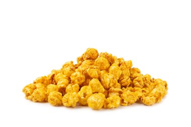 Beyaz arka planda izole edilmiş lezzetli karamelli patlamış mısır. Sinema ve eğlence anlayışı. Patlamış mısırla film gecesi. Peynir ve karamelli patlamış mısır. Lezzetli aperatif, aperatif. Pankart