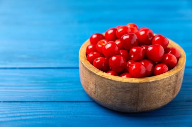 Kirazlar. Ahşap kaplamalı taze kirazlar ve yapraklar. Taze organik kiraz yığını. Böğürtlen ve meyve. Vejetaryen. Sağlıklı beslenme. Mesaj için yer. Boşluğu kopyala