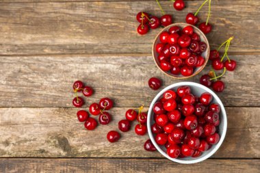 Kirazlar. Ahşap kaplamalı taze kirazlar ve yapraklar. Taze organik kiraz yığını. Böğürtlen ve meyve. Vejetaryen. Sağlıklı beslenme. Mesaj için yer. Boşluğu kopyala