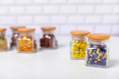 Ahşap arka planda kurumuş bitki ve böğürtlen çayı çeşitleri. Çay partisi konsepti. Şifalı bitkiler. Şifalı bitkiler. Alternatif ilaç. Linden, Calendula, Cornflowers, marigold, tansy, çay gülü..