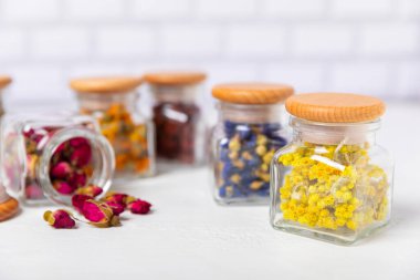 Ahşap arka planda kurumuş bitki ve böğürtlen çayı çeşitleri. Çay partisi konsepti. Şifalı bitkiler. Şifalı bitkiler. Alternatif ilaç. Linden, Calendula, Cornflowers, marigold, tansy, çay gülü..