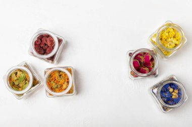 Ahşap arka planda kurumuş bitki ve böğürtlen çayı çeşitleri. Çay partisi konsepti. Şifalı bitkiler. Şifalı bitkiler. Alternatif ilaç. Linden, Calendula, Cornflowers, marigold, tansy, çay gülü..