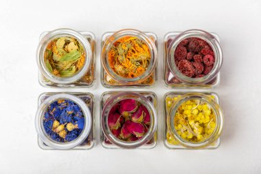 Ahşap arka planda kurumuş bitki ve böğürtlen çayı çeşitleri. Çay partisi konsepti. Şifalı bitkiler. Şifalı bitkiler. Alternatif ilaç. Linden, Calendula, Cornflowers, marigold, tansy, çay gülü..