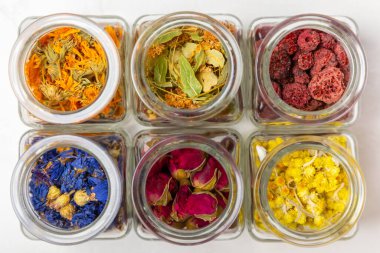 Ahşap arka planda kurumuş bitki ve böğürtlen çayı çeşitleri. Çay partisi konsepti. Şifalı bitkiler. Şifalı bitkiler. Alternatif ilaç. Linden, Calendula, Cornflowers, marigold, tansy, çay gülü..