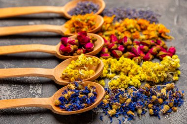 Ahşap arka planda kurumuş bitki ve böğürtlen çayı çeşitleri. Çay partisi konsepti. Şifalı bitkiler. Şifalı bitkiler. Alternatif ilaç. Linden, Calendula, Cornflowers, marigold, tansy, çay gülü..