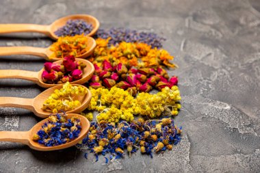 Ahşap arka planda kurumuş bitki ve böğürtlen çayı çeşitleri. Çay partisi konsepti. Şifalı bitkiler. Şifalı bitkiler. Alternatif ilaç. Linden, Calendula, Cornflowers, marigold, tansy, çay gülü..