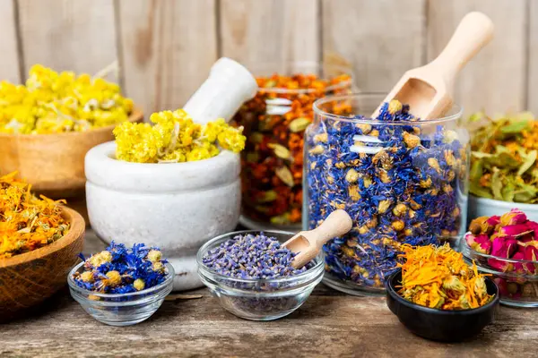 Ahşap arka planda kurumuş bitki ve böğürtlen çayı çeşitleri. Çay partisi konsepti. Şifalı bitkiler. Şifalı bitkiler. Alternatif ilaç. Linden, Calendula, Cornflowers, marigold, tansy, çay gülü..