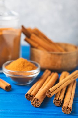 Seylan tarçın. Tarçın ahşap bir zemine yapışır. Tarçın rulosu ve pudra. Fırın, tatlı ve içecekler için baharatlı baharat. Güzel kokulu tarçın. Yakın plan. Mesaj için yer. Boşluğu kopyala