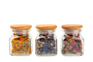 Beyaz arka planda izole edilmiş kuru bitki ve çilek çayı çeşitleri. Çay partisi konsepti. Şifalı bitkiler. Şifalı bitkiler. Alternatif ilaç. Linden, Calendula, Cornflowers, marigold, tansy, çay gülü..