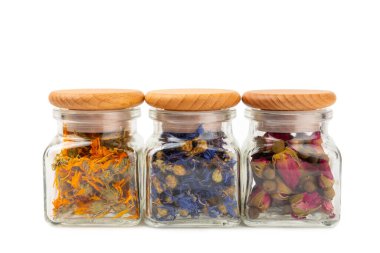 Beyaz arka planda izole edilmiş kuru bitki ve çilek çayı çeşitleri. Çay partisi konsepti. Şifalı bitkiler. Şifalı bitkiler. Alternatif ilaç. Linden, Calendula, Cornflowers, marigold, tansy, çay gülü..