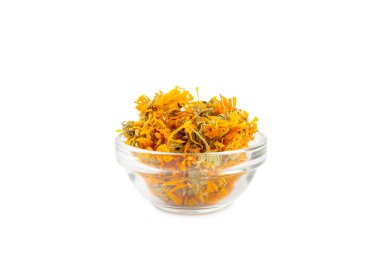 Beyaz arka planda izole edilmiş kuru bitki ve çilek çayı çeşitleri. Çay partisi konsepti. Şifalı bitkiler. Şifalı bitkiler. Alternatif ilaç. Linden, Calendula, Cornflowers, marigold, tansy, çay gülü..