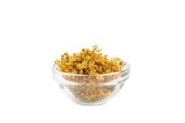Beyaz arka planda izole edilmiş kuru bitki ve çilek çayı çeşitleri. Çay partisi konsepti. Şifalı bitkiler. Şifalı bitkiler. Alternatif ilaç. Linden, Calendula, Cornflowers, marigold, tansy, çay gülü..