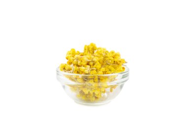 Beyaz arka planda izole edilmiş kuru bitki ve çilek çayı çeşitleri. Çay partisi konsepti. Şifalı bitkiler. Şifalı bitkiler. Alternatif ilaç. Linden, Calendula, Cornflowers, marigold, tansy, çay gülü..