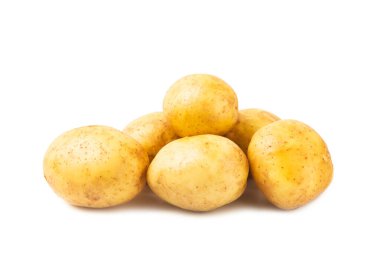 Genç patatesler Beyaz arka planda izole edilmiş çiğ patates. Patates soy. Toplama. organik, taze kazılmış patatesler. Tarım geçmişi. Vejetaryen. Sebzeler. Patates dilimleri..