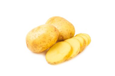 Genç patatesler Beyaz arka planda izole edilmiş çiğ patates. Patates soy. Toplama. organik, taze kazılmış patatesler. Tarım geçmişi. Vejetaryen. Sebzeler. Patates dilimleri..