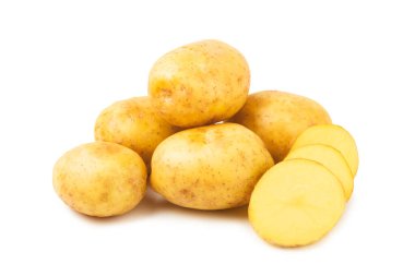 Genç patatesler Beyaz arka planda izole edilmiş çiğ patates. Patates soy. Toplama. organik, taze kazılmış patatesler. Tarım geçmişi. Vejetaryen. Sebzeler. Patates dilimleri..