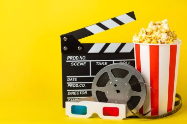 Kova içinde lezzetli patlamış mısır ve sinema biletli soğuk kola içecekler, renkli arka planda üç boyutlu gözlük. Sinema konsepti. Film izliyorum. Mesaj için yer var. Boşluğu kopyala