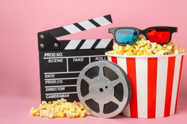 Kova içinde lezzetli patlamış mısır ve sinema biletli soğuk kola içecekler, renkli arka planda üç boyutlu gözlük. Sinema konsepti. Film izliyorum. Mesaj için yer var. Boşluğu kopyala