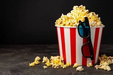 Kova içinde lezzetli patlamış mısır ve sinema biletli soğuk kola içecekler, renkli arka planda üç boyutlu gözlük. Sinema konsepti. Film izliyorum. Mesaj için yer var. Boşluğu kopyala