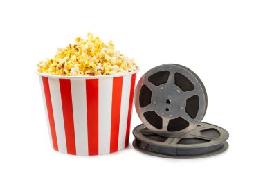Kova içinde lezzetli patlamış mısır, sinema biletli soğuk kola içecekleri, film alkışları ve beyaz arka planda izole edilmiş 3 boyutlu gözlükler. Sinema konsepti. Film izliyorum..