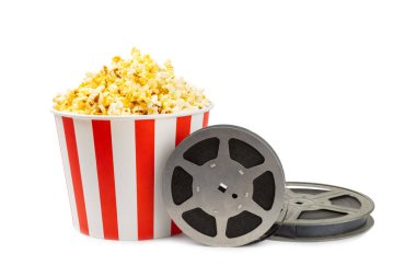 Kova içinde lezzetli patlamış mısır, sinema biletli soğuk kola içecekleri, film alkışları ve beyaz arka planda izole edilmiş 3 boyutlu gözlükler. Sinema konsepti. Film izliyorum..