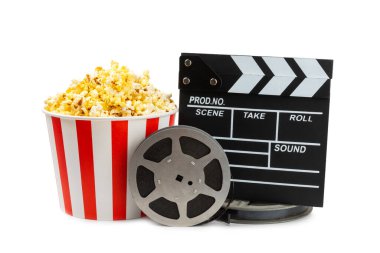 Kova içinde lezzetli patlamış mısır, sinema biletli soğuk kola içecekleri, film alkışları ve beyaz arka planda izole edilmiş 3 boyutlu gözlükler. Sinema konsepti. Film izliyorum..