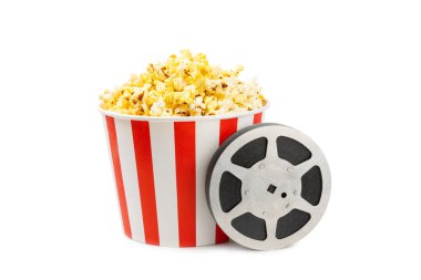 Kova içinde lezzetli patlamış mısır, sinema biletli soğuk kola içecekleri, film alkışları ve beyaz arka planda izole edilmiş 3 boyutlu gözlükler. Sinema konsepti. Film izliyorum..