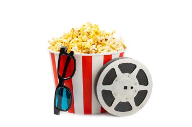 Kova içinde lezzetli patlamış mısır, sinema biletli soğuk kola içecekleri, film alkışları ve beyaz arka planda izole edilmiş 3 boyutlu gözlükler. Sinema konsepti. Film izliyorum..