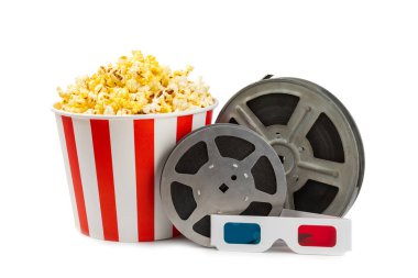 Kova içinde lezzetli patlamış mısır, sinema biletli soğuk kola içecekleri, film alkışları ve beyaz arka planda izole edilmiş 3 boyutlu gözlükler. Sinema konsepti. Film izliyorum..