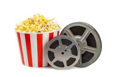 Kova içinde lezzetli patlamış mısır, sinema biletli soğuk kola içecekleri, film alkışları ve beyaz arka planda izole edilmiş 3 boyutlu gözlükler. Sinema konsepti. Film izliyorum..