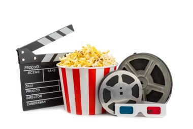 Kova içinde lezzetli patlamış mısır, sinema biletli soğuk kola içecekleri, film alkışları ve beyaz arka planda izole edilmiş 3 boyutlu gözlükler. Sinema konsepti. Film izliyorum..