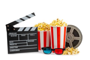 Kova içinde lezzetli patlamış mısır, sinema biletli soğuk kola içecekleri, film alkışları ve beyaz arka planda izole edilmiş 3 boyutlu gözlükler. Sinema konsepti. Film izliyorum..