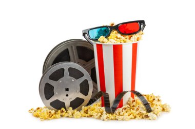 Kova içinde lezzetli patlamış mısır, sinema biletli soğuk kola içecekleri, film alkışları ve beyaz arka planda izole edilmiş 3 boyutlu gözlükler. Sinema konsepti. Film izliyorum..