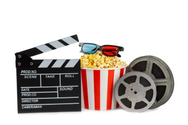 Kova içinde lezzetli patlamış mısır, sinema biletli soğuk kola içecekleri, film alkışları ve beyaz arka planda izole edilmiş 3 boyutlu gözlükler. Sinema konsepti. Film izliyorum..