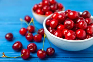 Kirazlar. Ahşap kaplamalı taze kirazlar ve yapraklar. Taze organik kiraz yığını. Böğürtlen ve meyve. Vejetaryen. Sağlıklı beslenme. Mesaj için yer. Boşluğu kopyala