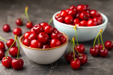 Kirazlar. Ahşap kaplamalı taze kirazlar ve yapraklar. Taze organik kiraz yığını. Böğürtlen ve meyve. Vejetaryen. Sağlıklı beslenme. Mesaj için yer. Boşluğu kopyala