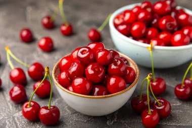 Kirazlar. Ahşap kaplamalı taze kirazlar ve yapraklar. Taze organik kiraz yığını. Böğürtlen ve meyve. Vejetaryen. Sağlıklı beslenme. Mesaj için yer. Boşluğu kopyala