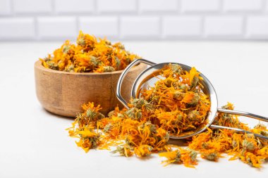 Ahşap arka planda kurumuş bitki ve böğürtlen çayı çeşitleri. Çay partisi konsepti. Şifalı bitkiler. Şifalı bitkiler. Alternatif ilaç. Linden, Calendula, Cornflowers, marigold, tansy, çay gülü..